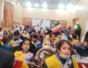 حضور فرماندار سراب در کنار کودکان و نوجوانان در جشن‌های انقلاب اسلامی