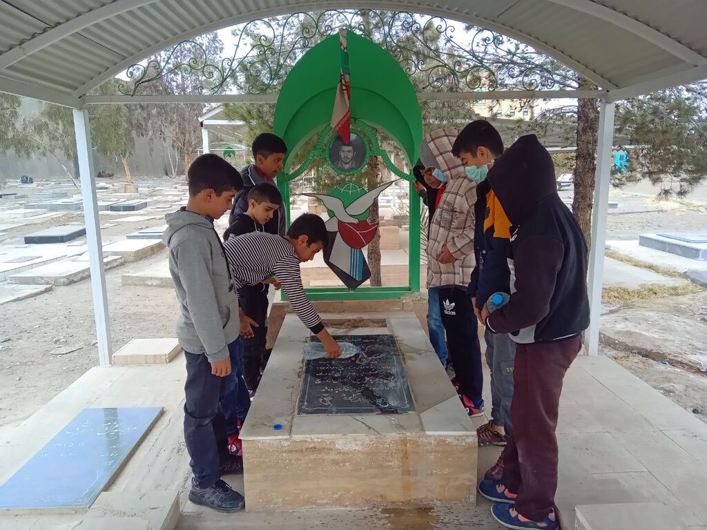 گزارش تصویری2-خ جنوبی غبار روبی گلزار شهدای نهبندان توسط اعضای کانون پرورش فکری