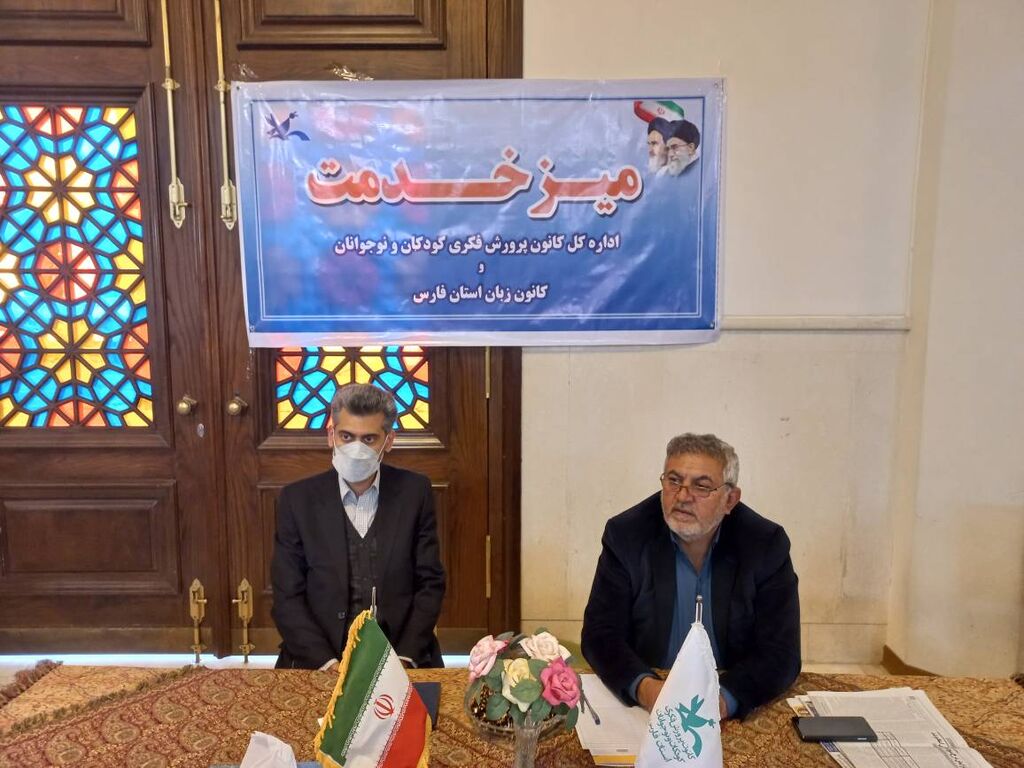 مدیر کل کانون فارس در میز خدمت محل برگزاری نماز جمعه پاسخگوی شهروندان بود