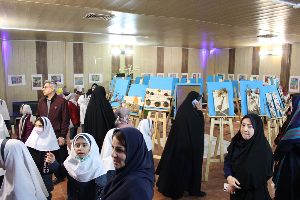 نمایشگاه نقاشی برگزیدگان بین المللی و کلاژ در نگارخانه کانون پرورش فکری کودکان ونوجوانان استان همدان افتتاح شد