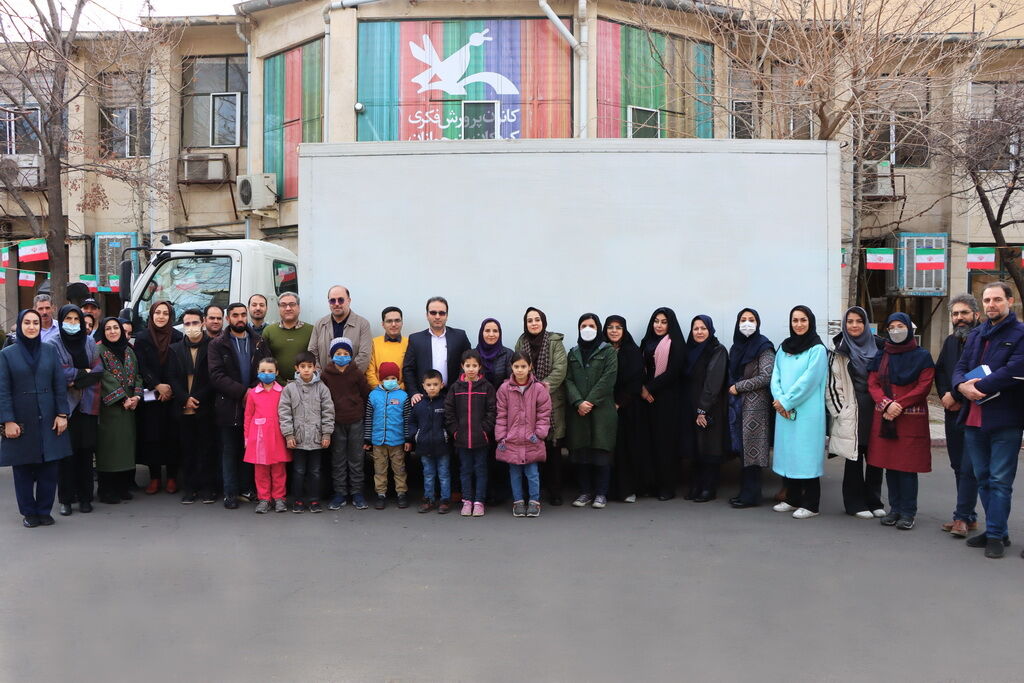 اهدای بستههای فرهنگی کانون به کودکان زلزلهزده خوی اهدای بستههای فرهنگی کانون به کودکان زلزلهزده خوی