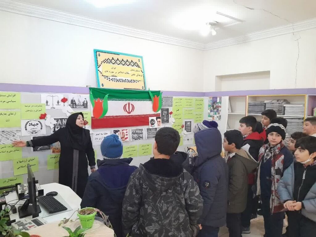برپایی نمایشگاه آثار هنری اعضا در کانون پرورش فکری آذربایجان‌غربی