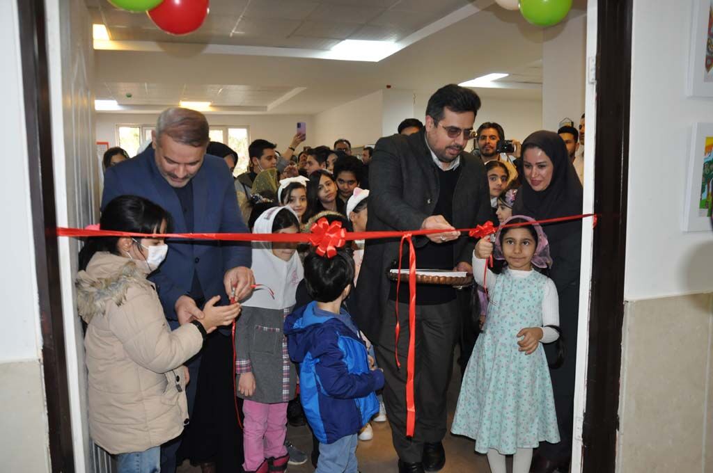 برگزاری آیین تجلیل از برگزیدگان و گشایش نمایشگاه مسابقه نقاشی «خانواده من» در کرج