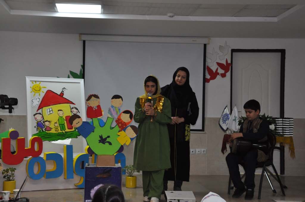 برگزاری آیین تجلیل از برگزیدگان و گشایش نمایشگاه مسابقه نقاشی «خانواده من» در کرج