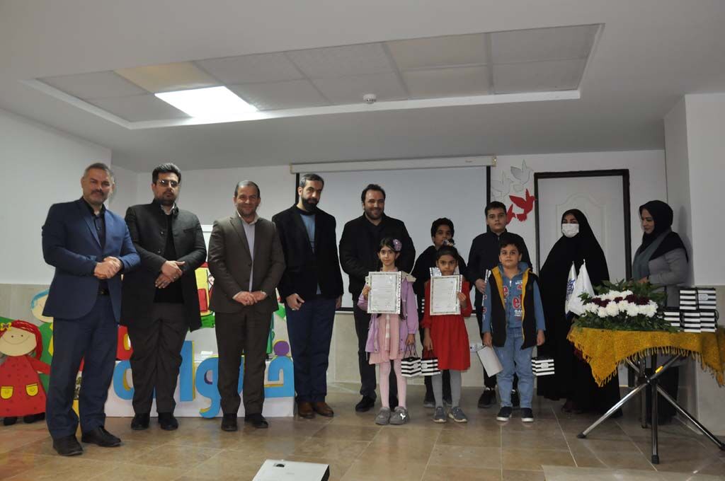 برگزاری آیین تجلیل از برگزیدگان و گشایش نمایشگاه مسابقه نقاشی «خانواده من» در کرج