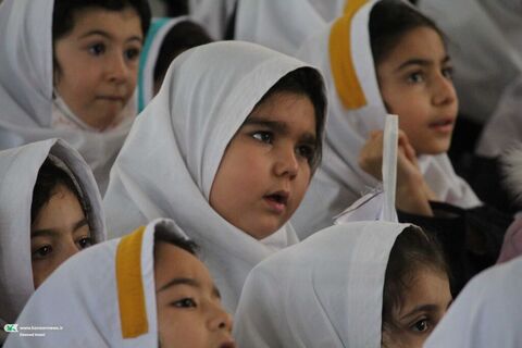 در هفتمین روز از دهه مبارک فجر تماشاخانه سیار کانون میهمان کودکان و نوجوانان هریس شد بخش اول دبستان دخترانه عصمت