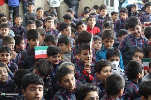در هفتمین روز از دهه مبارک فجر تماشاخانه سیار کانون میهمان کودکان و نوجوانان هریس شد بخش دوم دبستان پسرانه شهید پورحسین