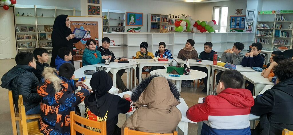 معرفی «پرچم ایران» به دانشآموزان در مرکز شماره ۳ کانون کرج