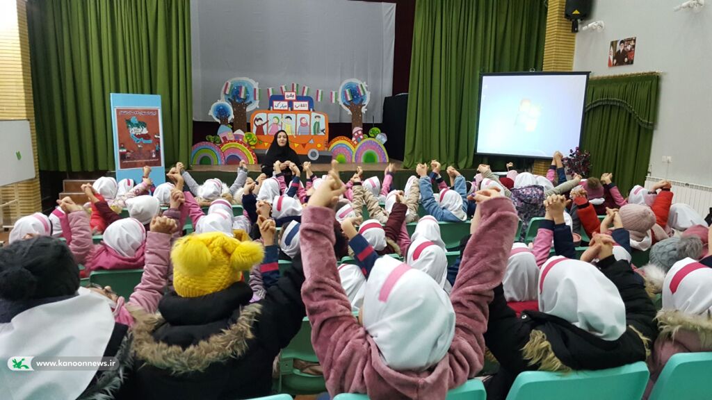 ویژه برنامهی جشن انقلاب در مرکز ابهر کانون زنجان