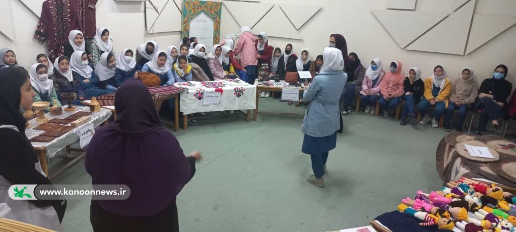 گردونه شعارهای انقلابی، در مرکز فرهنگی هنری کلاله