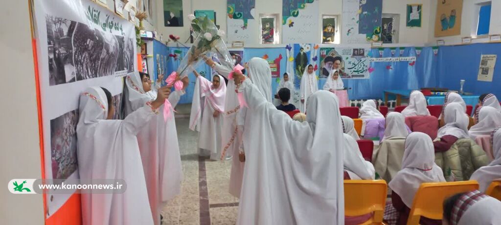 گردونه شعارهای انقلابی، در مرکز فرهنگی هنری کلاله