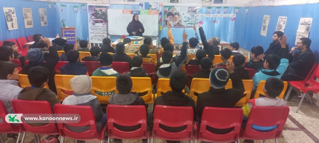 گردونه شعارهای انقلابی، در مرکز فرهنگی هنری کلاله