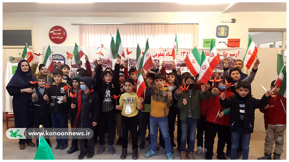 شعارهای انقلابی بر بال پرندگان کاغذی