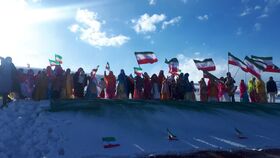 پرچم بر روی برف در بام ایران