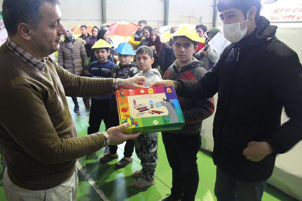 توزیع بسته های فرهنگی اهدایی کانون در بین کودکان زلزله زده خوی