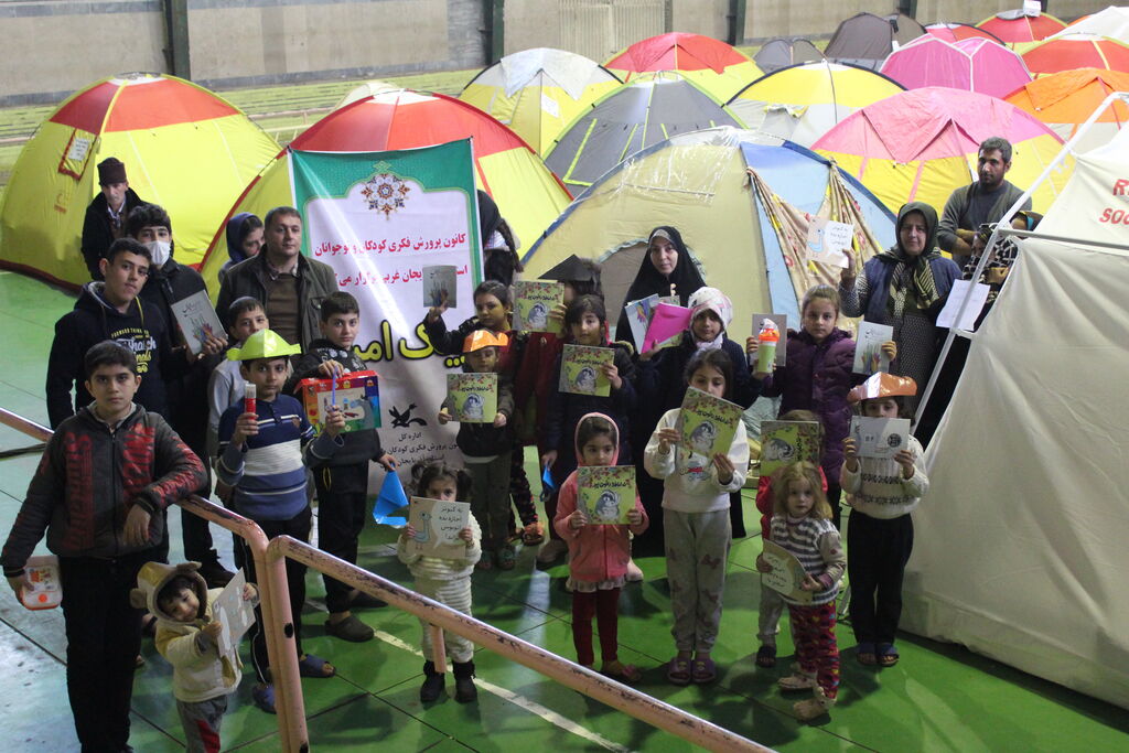 توزیع بسته های فرهنگی اهدایی کانون در بین کودکان زلزله زده خوی