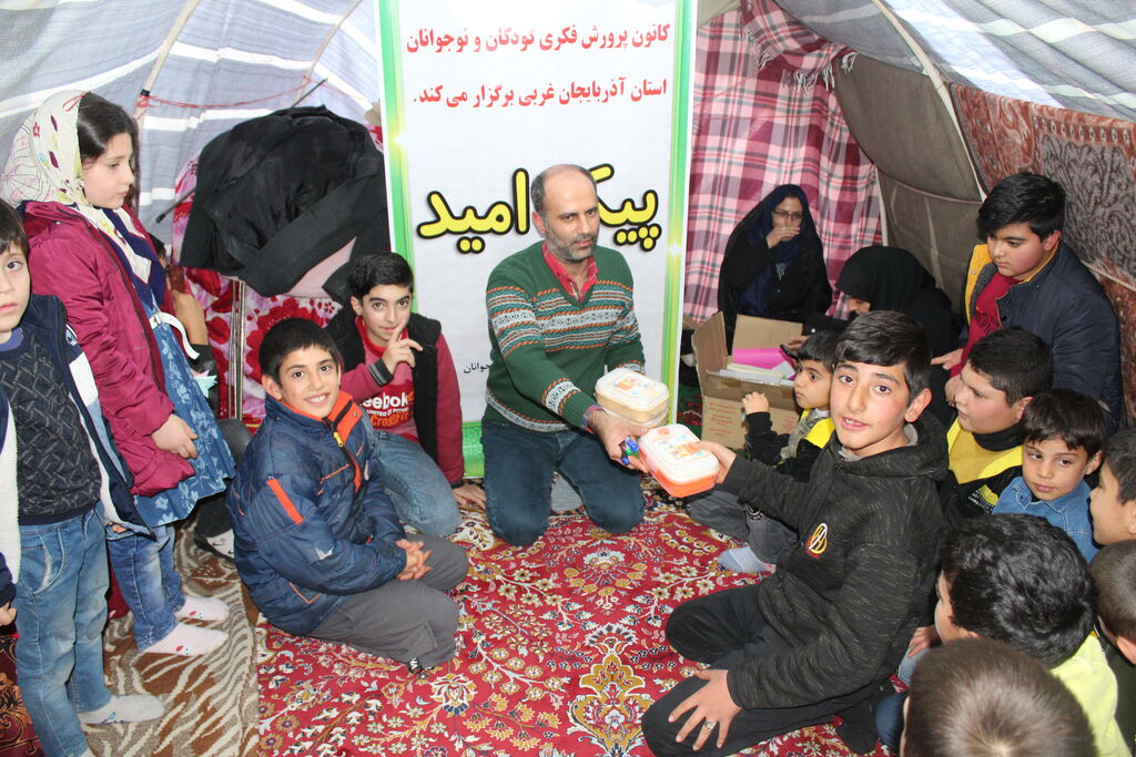 توزیع بسته های فرهنگی اهدایی کانون در بین کودکان زلزله زده خوی