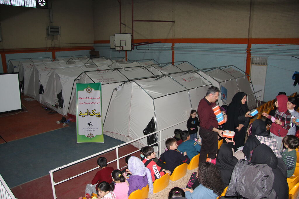 توزیع بسته های فرهنگی اهدایی کانون در بین کودکان زلزله زده خوی