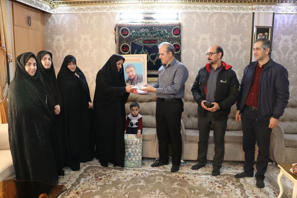 دیدار با مهدی باب الخانی پدر شهید مدافع حرم حمید رضا باب الخانی هر دو عزیز از اعضای کانون اصفهان دیدار با مهدی باب الخانی پدر شهید مدافع حرم حمید رضا باب الخانی هر دو عزیز از اعضای کانون اصفهان