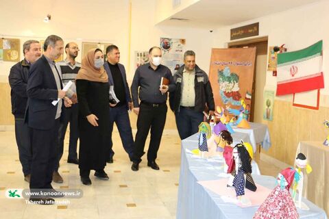 بازدید مدیرکل کانون از نمایشگاه دهه‌ی فجر در مراکز سمنان