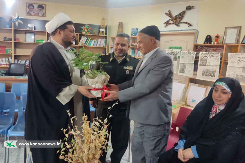 دیدار مسئولان کانون سمنان با خانواده شهدا