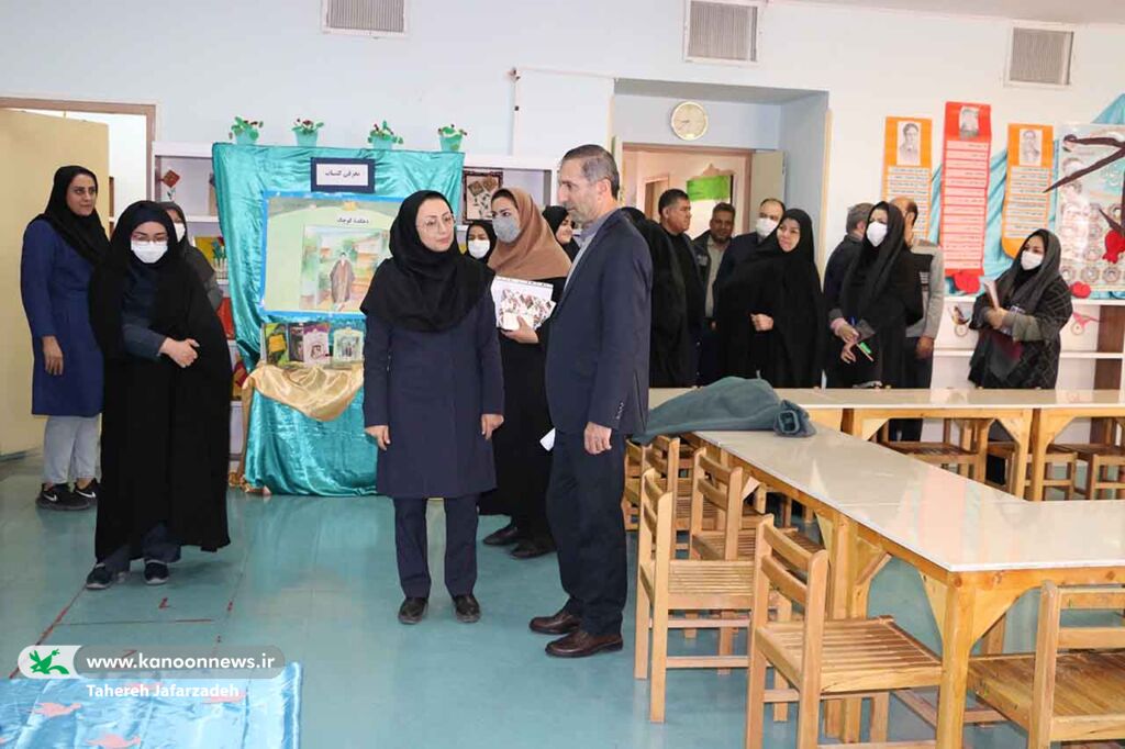 بازدید مدیرکل کانون از نمایشگاه دههی فجر در مراکز سمنان