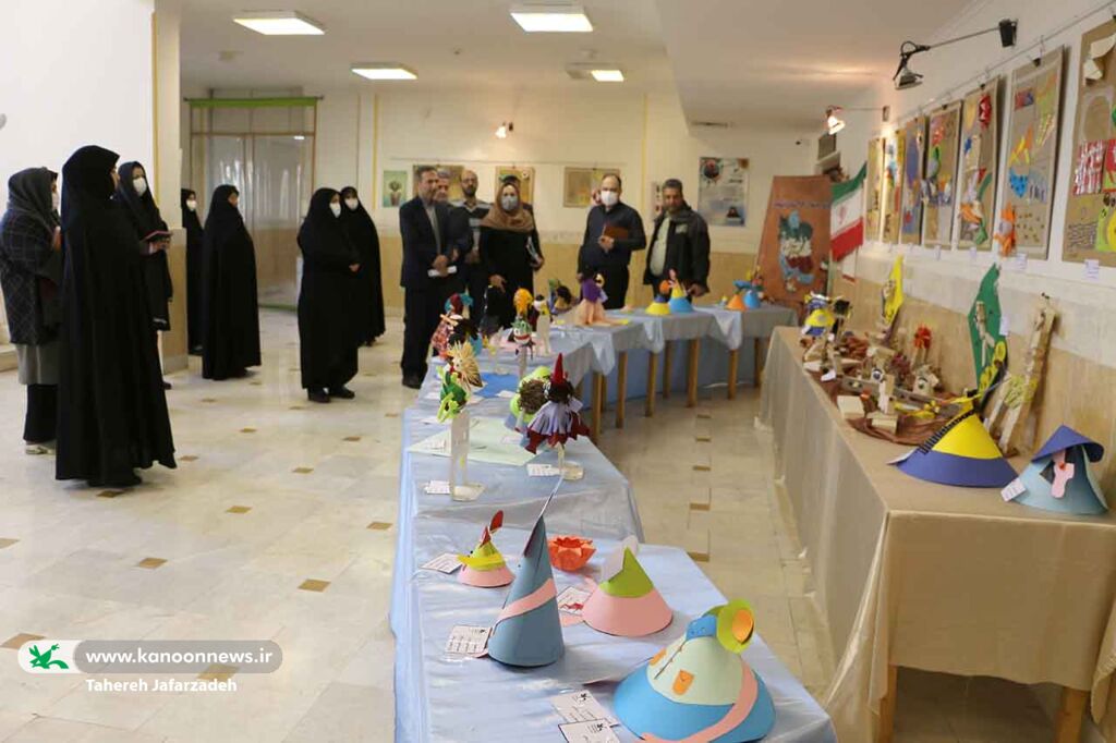 بازدید مدیرکل کانون از نمایشگاه دههی فجر در مراکز سمنان