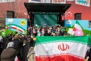اجرای برنامه‌های تماشاخانه‌های سیار کانون در مسیر راه‌پیمایی ۲۲ بهمن در تهران