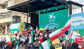 شش تماشاخانه سیار کانون در راهپیمایی ۲۲ بهمن/ از میدان فردوسی تا بزرگراه نواب