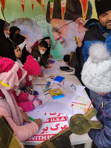 برپایی ایستگاه کودک و نوجوان در مسیر راهپیمایی ۲۲ بهمن در سنند