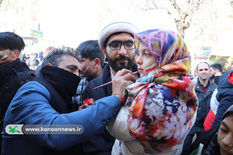 برپایی غرفه‌ی فرهنگی و هنری انقلاب در مسیر راهپیمایان در اردبیل