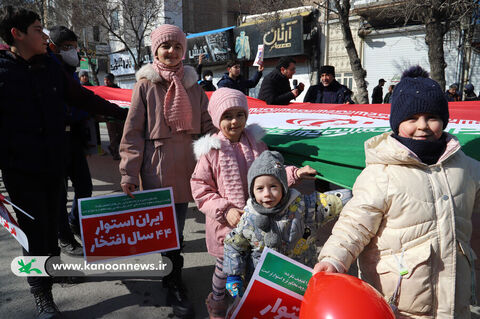 برپایی غرفه‌ی فرهنگی و هنری انقلاب در مسیر راهپیمایان در اردبیل