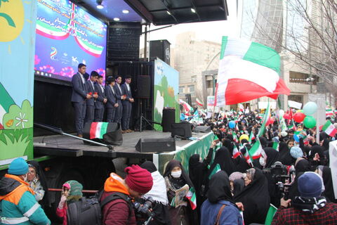 حضور کانون پرورش فکری کودکان و نوجوانان خراسان رضوی در جشن پیروزی انقلاب اسلامی با تماشاخانه سیار