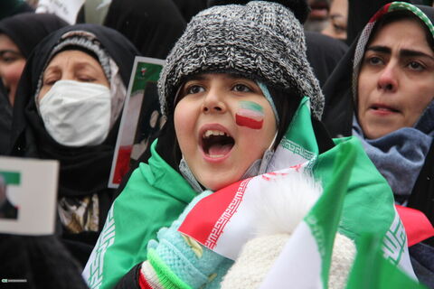 حضور کانون پرورش فکری کودکان و نوجوانان خراسان رضوی در جشن پیروزی انقلاب اسلامی با تماشاخانه سیار