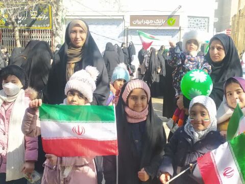 فعالیت فرهنگی هنری مراکز کانون پرورش فکری کودکان و نوجوانان استان همدان در مسیرهای راهپیمایی روز ۲۲بهمن در سراسر استان