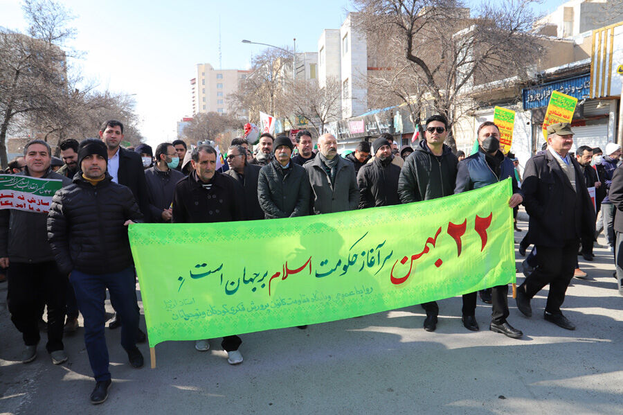 کارکنان و مربیان کانون استان اردبیل در مراسم راهپیمایی یوم الله ۲۲ بهمن حضور یافتند