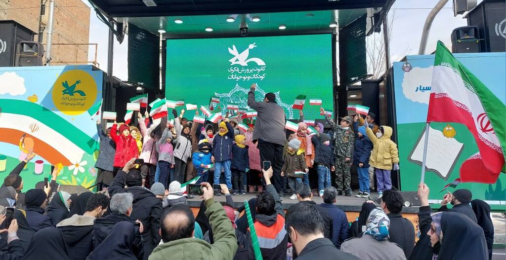 شش تماشاخانه سیار کانون در راهپیمایی ۲۲ بهمن/ از میدان فردوسی تا بزرگراه نواب