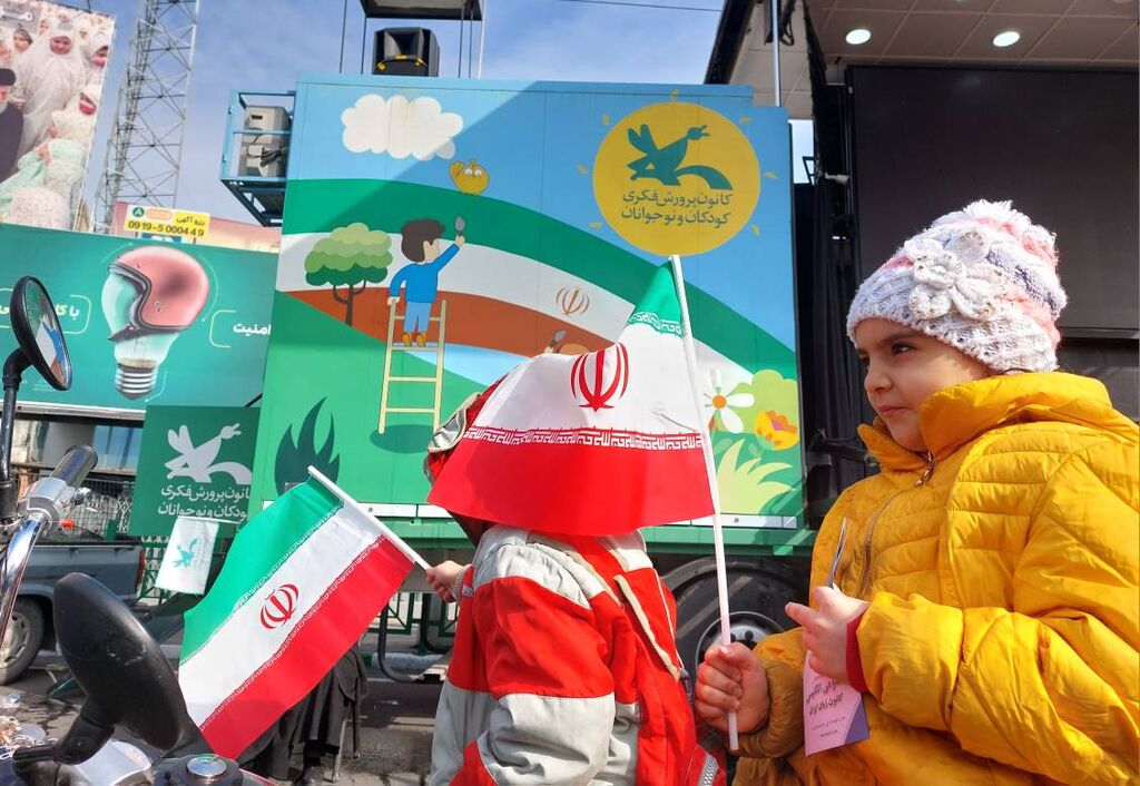 شش تماشاخانه سیار کانون در راهپیمایی ۲۲ بهمن/ از میدان فردوسی تا بزرگراه نواب