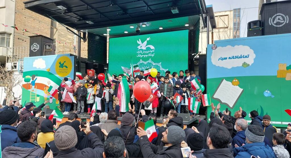 شش تماشاخانه سیار کانون در راهپیمایی ۲۲ بهمن/ از میدان فردوسی تا بزرگراه نواب