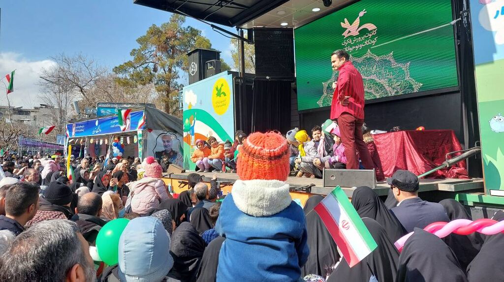 شش تماشاخانه سیار کانون در راهپیمایی ۲۲ بهمن/ از میدان فردوسی تا بزرگراه نواب