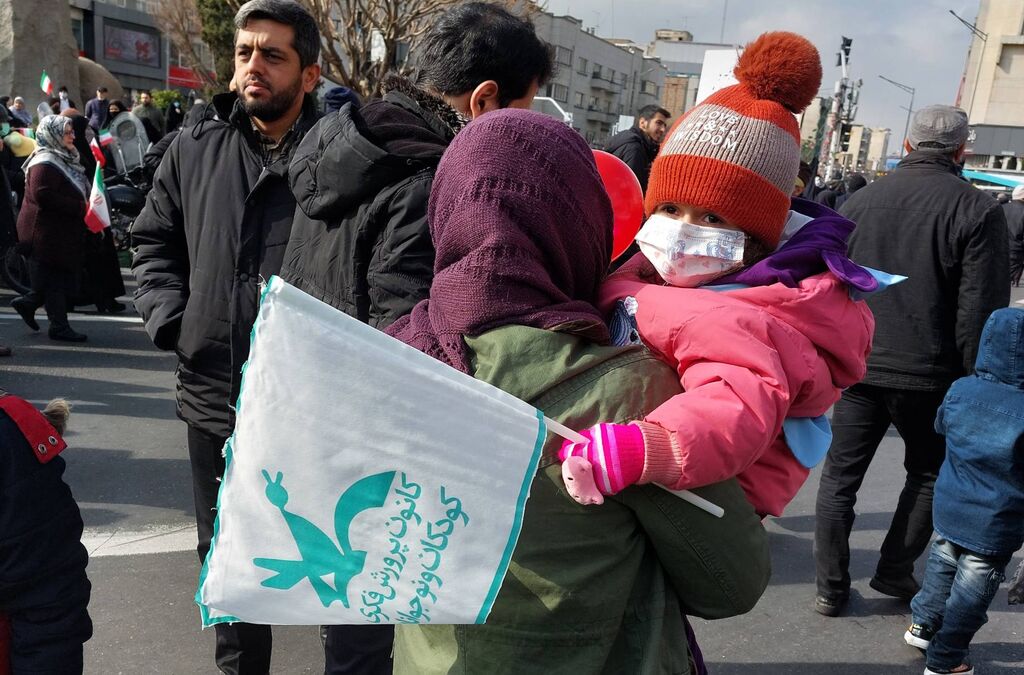 شش تماشاخانه سیار کانون در راهپیمایی ۲۲ بهمن/ از میدان فردوسی تا بزرگراه نواب