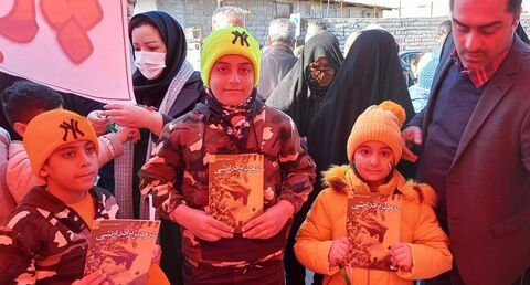 ایستگاه‌های کودک و نوجوان در مسیر راهپیمایی 22 بهمن برپا شد
