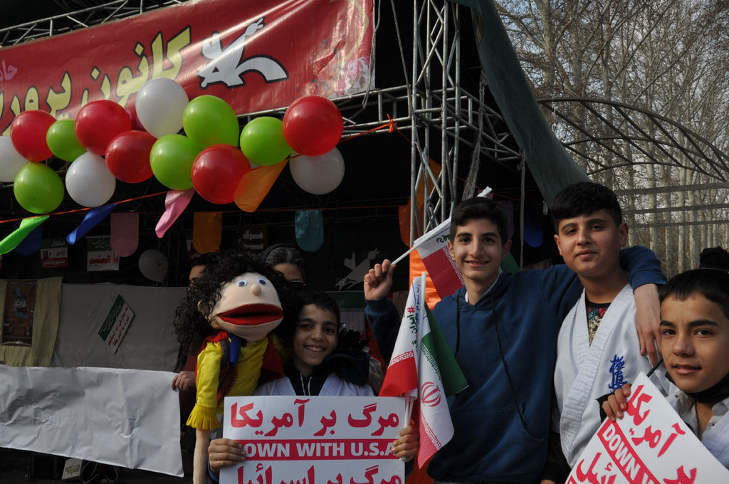 حضور پرشور خانواده کانون البرز در راهپیمایی یوم‌الله ۲۲ بهمن