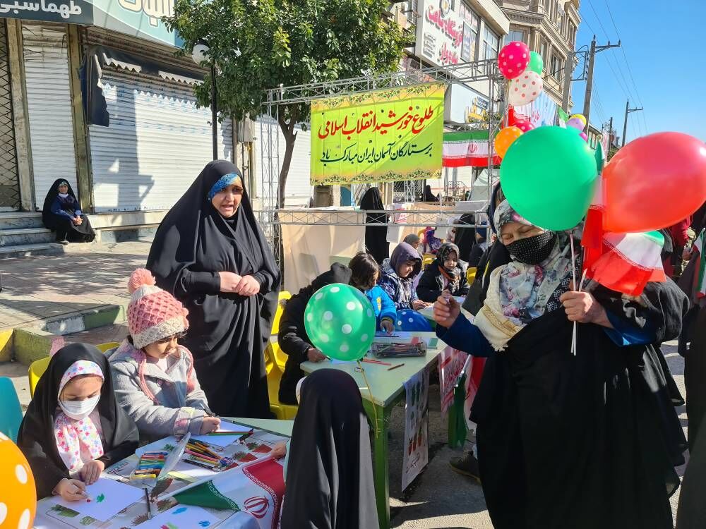 ایستگاه‌های کودک و نوجوان در مسیر راهپیمایی ۲۲ بهمن برپا شد