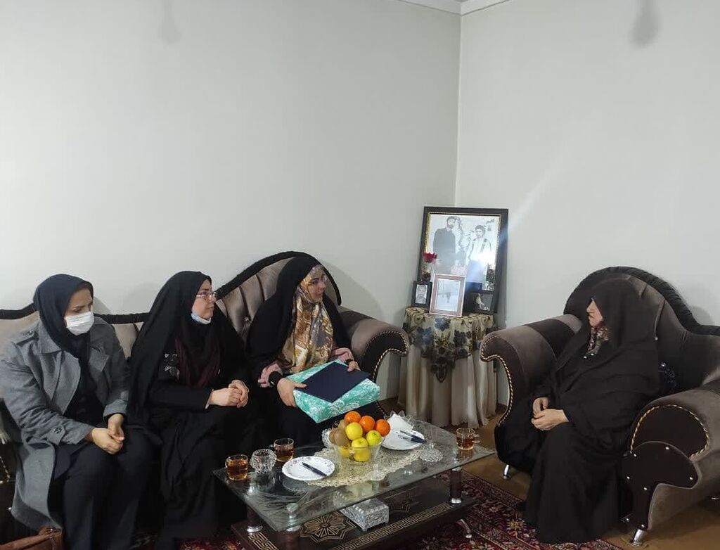 دیدار مدیرکل کانون آذربایجان‌غربی با مادران شهدا