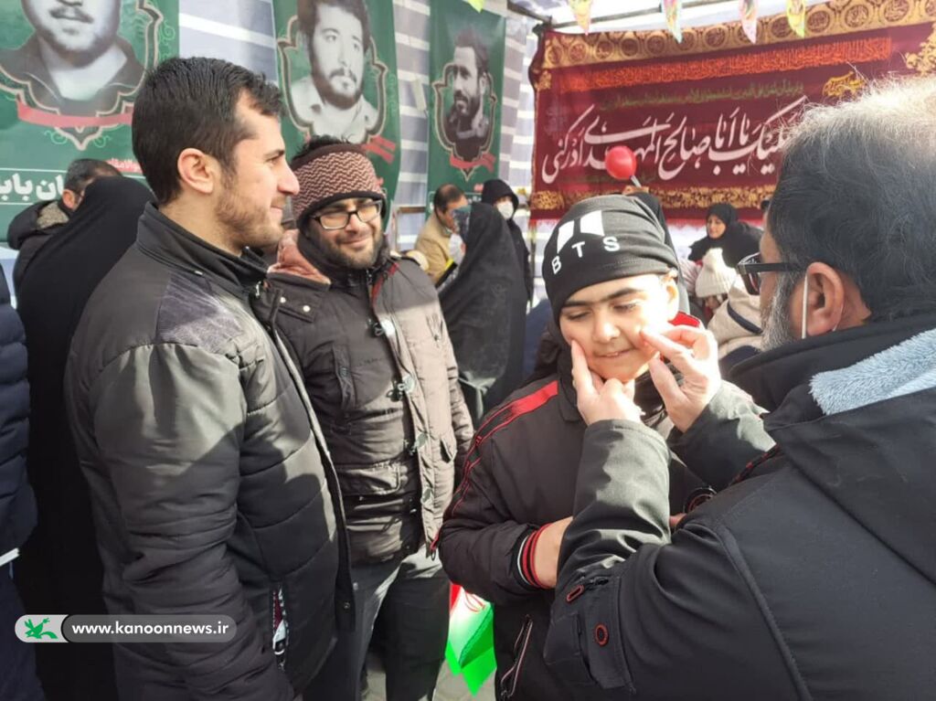 حضور کارکنان و مربیان در غرفه های فرهنگی هنری کانون در مسیر راهپیمایی ۲۲ بهمن 