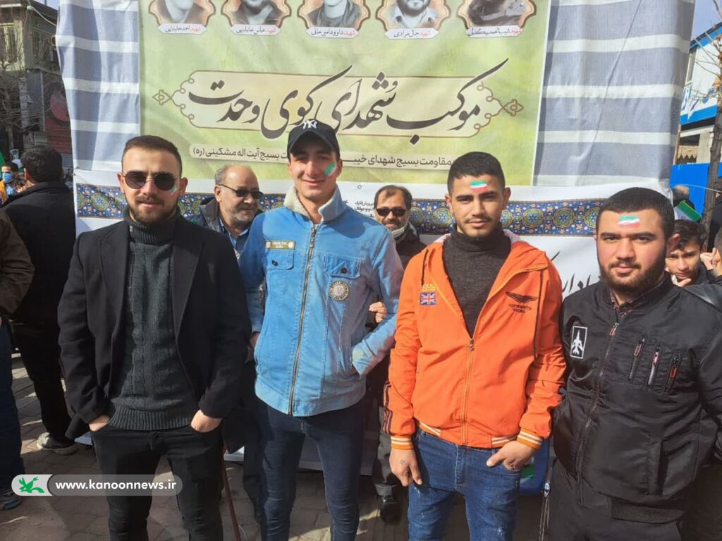 حضور کارکنان و مربیان در غرفه های فرهنگی هنری کانون در مسیر راهپیمایی ۲۲ بهمن