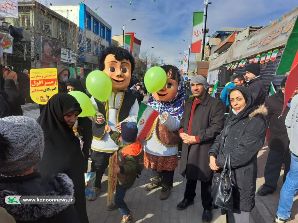 حضور کارکنان و مربیان در غرفه های فرهنگی هنری کانون در مسیر راهپیمایی ۲۲ بهمن 