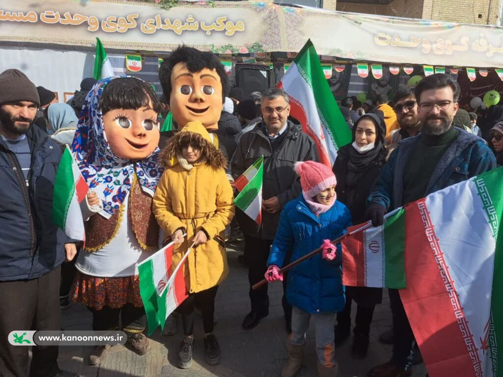 حضور کارکنان و مربیان در غرفه های فرهنگی هنری کانون در مسیر راهپیمایی ۲۲ بهمن