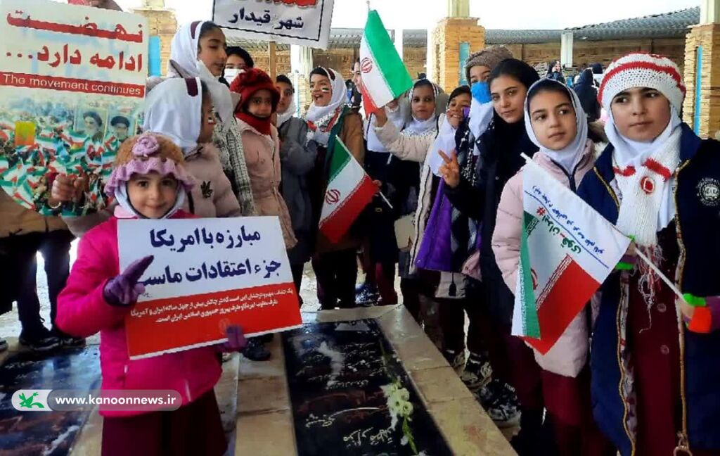 حضور کارکنان و مربیان در غرفه های فرهنگی هنری کانون در مسیر راهپیمایی ۲۲ بهمن